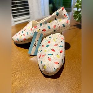 NWT Toms Belmont 🎄Natural Tree Lights Print slip on Shoes size 6.5